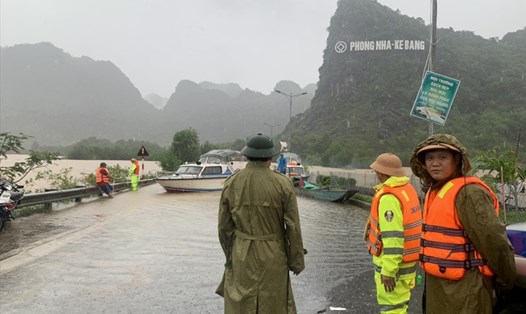Lực lượng Cảnh sát giao thông cắm chốt tại những điểm ngập, lụt ở Quảng Bình. Ảnh: Cục Cảnh sát giao thông.
