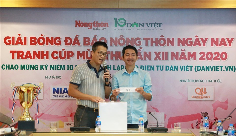 Ban tổ chức bốc thăm chia bảng giải đấu năm nay. Ảnh: Lê Hiếu Ban tổ chức bốc thăm chia bảng giải đấu năm nay. Ảnh: Lê Hiếu