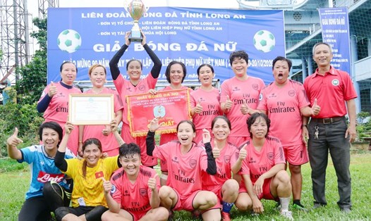 Đội bóng vô địch của giải bóng đá nữ chào mừng ngày Phụ nữ Việt Nam. Ảnh: K.Đ