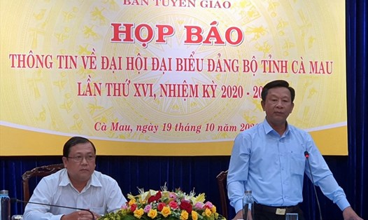 Trưởng Ban Tuyên giáo Tỉnh ủy Cà Mau Hồ Trung Việt thông tin tại buổi họp báo (ảnh Nhật Hồ)
