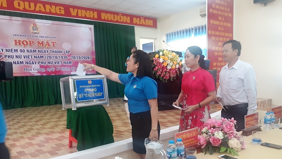 Các đại biểu dự họp mặt kỷ niệm Ngày Phụ nữ Việt Nam đóng góp Quỹ Vì người nghèo. Ảnh: Hoài Phúc