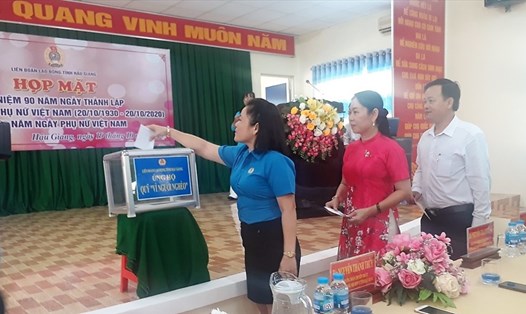 Các đại biểu dự họp mặt kỷ niệm Ngày Phụ nữ Việt Nam đóng góp Quỹ Vì người nghèo. Ảnh: Hoài Phúc