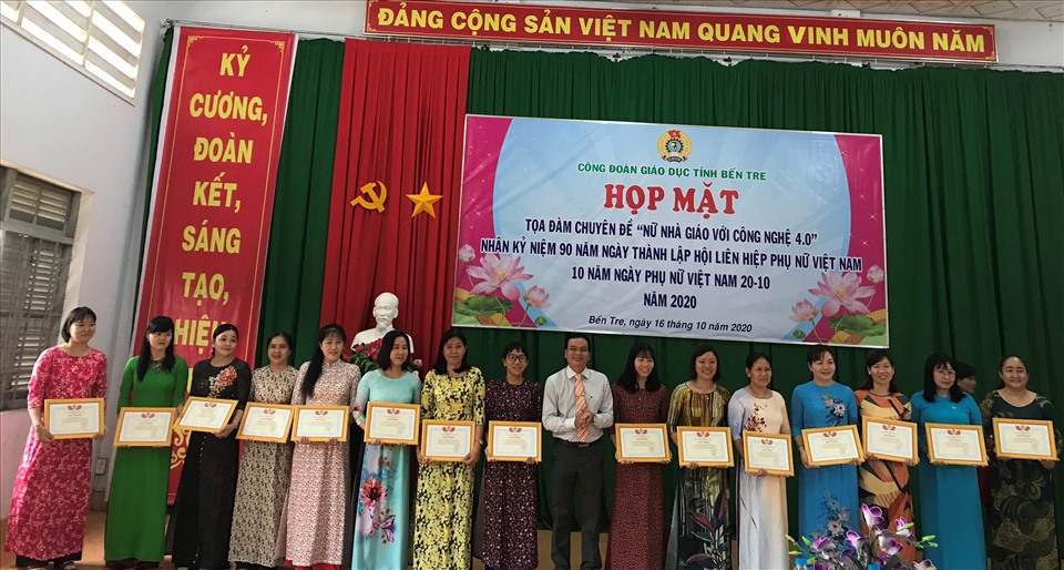 Khen thưởng buổi tại họp mặt kỷ niệm Ngày Phụ nữ Việt Nam. Ảnh: M.Đ