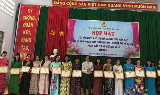 Khen thưởng buổi tại họp mặt kỷ niệm Ngày Phụ nữ Việt Nam. Ảnh: M.Đ