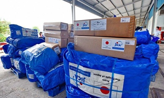Hàng viện trợ của Chính phủ Nhật Bản cho tỉnh Thừa Thiên Huế khắc phục hậu quả lũ lụt đến sân bay Đà Nẵng. Ảnh: JICA