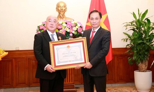Thứ trưởng Lê Hoài Trung trao Huân chương Hữu nghị của Việt Nam cho Cố vấn đặc biệt của Thủ tướng Nhật Bản Iijima Isao. Ảnh: BNG