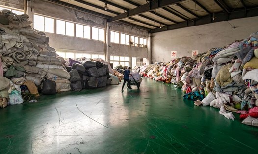Công ty Baijingyu kinh doanh, xử lý chất thải may mặc. Ảnh: Bloomberg