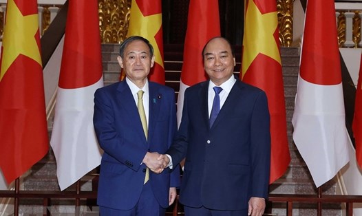 Thủ tướng Nguyễn Xuân Phúc và Thủ tướng Suga Yoshihide. Ảnh: TTXVN.