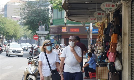 Nhiều du khách sử dụng khẩu trang khi đến các địa điểm công cộng. Hình ảnh ghi nhận tại chợ Bến Thành - TPHCM. Ảnh: Thanh Chân