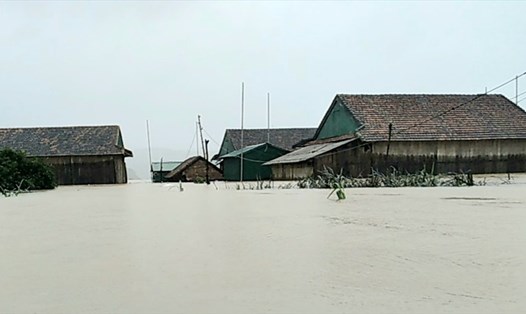 Nhà dân tại huyện Minh Hóa chìm trong nước lũ.