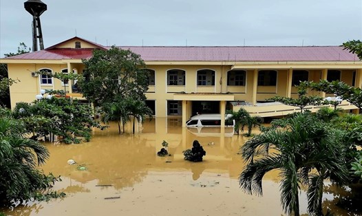 Bệnh viện huyện Lệ Thủy chìm trong nước lũ. Ảnh: CTV