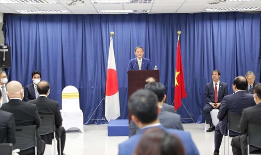 Thủ tướng Suga Yoshihide trình bày tại buổi giao lưu. Nguồn ĐHQGHN