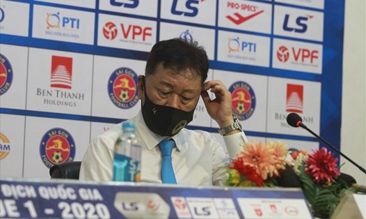 HLV Chung Hae-seong dự họp báo sau trận hoà Sài Gòn. Ảnh: Thanh Vũ