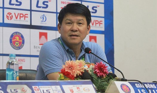 Huấn luyện viên Vũ Tiến Thành dự họp báo sau trận Sài Gòn - TPHCM. Ảnh: Thanh Vũ