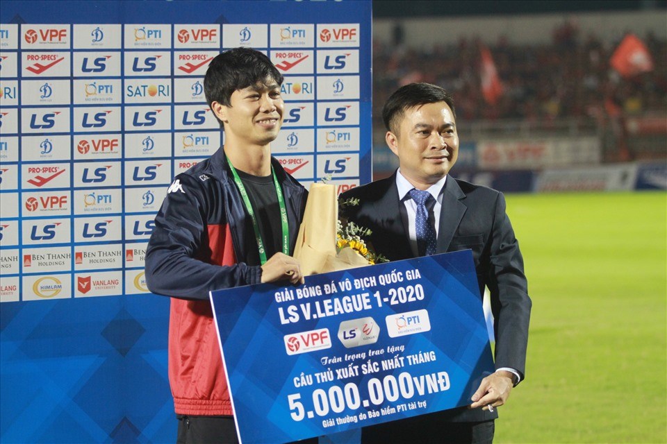 Công Phượng nhận giải cầu thủ xuất sắc nhất tháng. Ảnh: Thanh Vũ Công Phượng nhận giải cầu thủ xuất sắc nhất tháng. Ảnh: Thanh Vũ