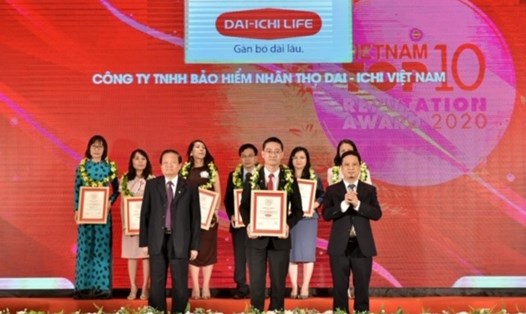 Ông Ngô Việt Phương – Phó Tổng Giám đốc Phát triển Kinh doanh kênh Đại lý truyền thống, Dai-ichi Life Việt Nam nhận giải thưởng “Top 10 Công ty Bảo hiểm Nhân thọ uy tín năm 2020”