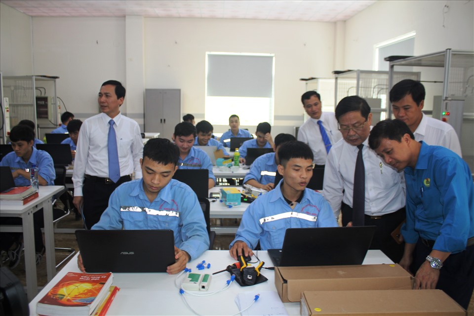 Đại biểu cùng lãnh đạo nhà trường tham quan lớp Cơ điện tử hợp tác đào tạo song hành với Công ty TNHH Sản xuất và kinh doanh Vinfast sau lễ khai giảng. Ảnh: Trần Tuấn.