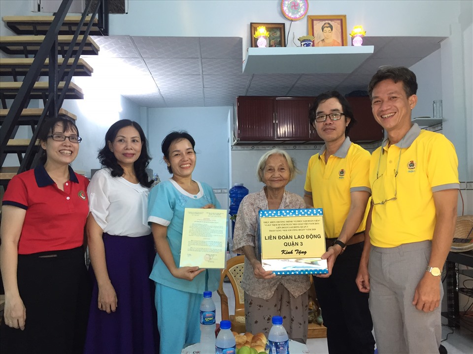 Đại diện LĐLĐ quận 3, TPHCM trao "Mái ấm Công đoàn" cho gia đình chị Trúc. Ảnh: Đức Long