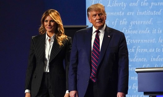 Tổng thống Donald Trump và phu nhân Melania trong cuộc tranh luận bầu cử Mỹ hôm 29.9. Ảnh: AP.