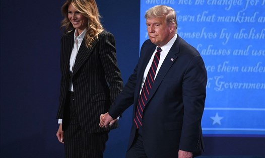 Tổng thống Trump và Đệ nhất phu nhân Melania sau cuộc tranh luận bầu cử Mỹ đầu tiên ở Cleveland tối 29.9. Ảnh: AFP.