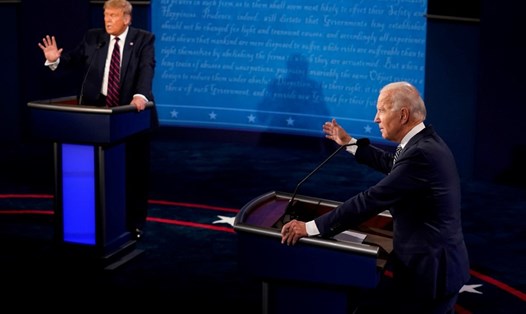 Ông Joe Biden đứng cùng sân khấu tranh luận với ông Donald Trump tối 29.9. Ảnh: AFP