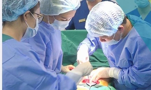 Các bác sĩ Bệnh viện Phụ Sản Hà Nội điều trị thành công ca vỡ tử cung ở tuần thai 25. Ảnh do bệnh viện cung cấp.