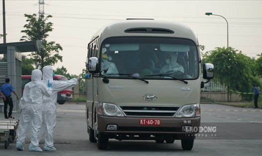 Đoàn xe chở 219 người lao động Việt trở về từ Guinea Xích Đạo về đến Bệnh viện nhiệt đới Trung ương. Ảnh Quang Giang.