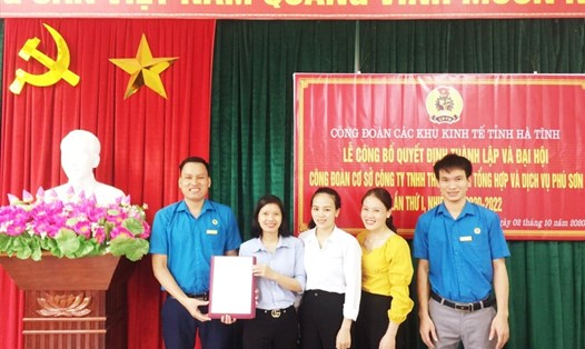 Trao quyết định thành lập Công đoàn cơ sở Công ty TNHH Thương mại tổng hợp và dịch vụ Phú Sơn. Ảnh: CĐ.