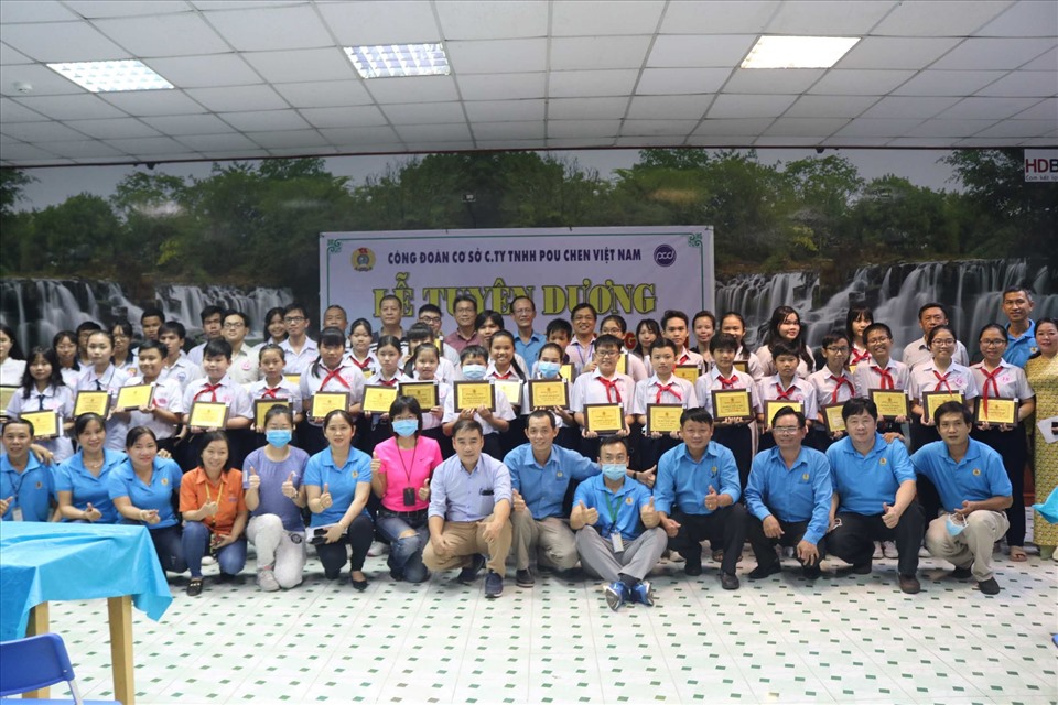 Con công nhân công ty Pouchen VN được tuyên dương, khen thưởng. Ảnh: Công đoàn Pouchen VN