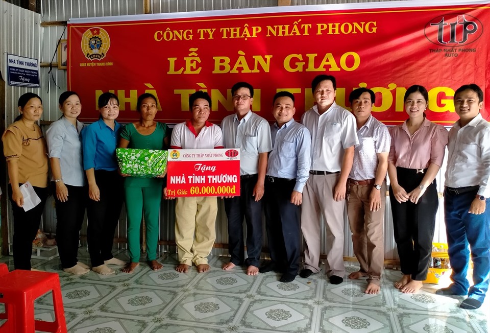 Buổi trao nhà tình thương cho đoàn viên Nguyễn Văn Y. Ảnh: C.T.V