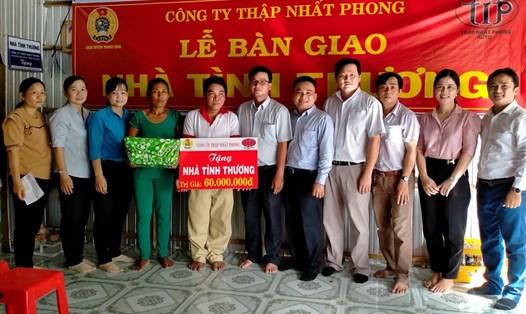 Buổi trao nhà tình thương cho đoàn viên Nguyễn Văn Y. Ảnh: C.T.V