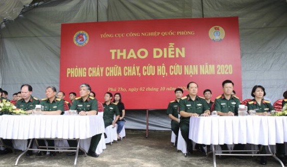 Lãnh đạo, chỉ huy chứng kiến Thao diễn - một trong những hoạt động của Tập huấn. Ảnh: Hoàng Nam