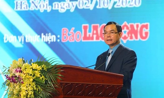 Đồng chí Nguyễn Đình Khang - Uỷ viên Trung ương Đảng, Chủ tịch Tổng Liên đoàn Lao động Việt Nam phát biểu tại buổi lễ. Ảnh: Tô Thế