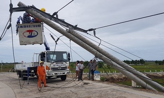 Bão số 5 làm 272 cột điện gãy đổ trên địa bàn Thừa Thiên Huế. Ảnh: PC Thừa Thiên Huế.