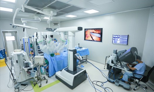 Ca phẫu thuật u đại tràng là ca phẫu thuật robot thứ 32 về ung thư đường tiêu hoá ở Bệnh viện K cơ sở Tân Triều. Tại đây, hệ thống robot Da Vinci XI được trang bị, đang dần trở thành công cụ hỗ trợ đắc lực cho các bác sĩ.
