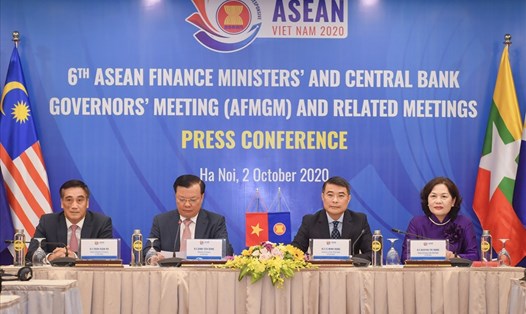 Bộ trưởng Bộ Tài chính Đinh Tiến Dũng (thứ 2 từ trái qua) và Thống đốc Ngân hàng Nhà nước Lê Minh Hưng (thứ 2 từ phải qua) cùng chủ trì buổi họp báo sau hội nghị AFMGM