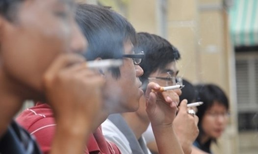 Việc lôi kéo, ép người khác sử dụng thuốc lá sẽ bị xử phạt nghiêm khắc. Ảnh: LĐO.
