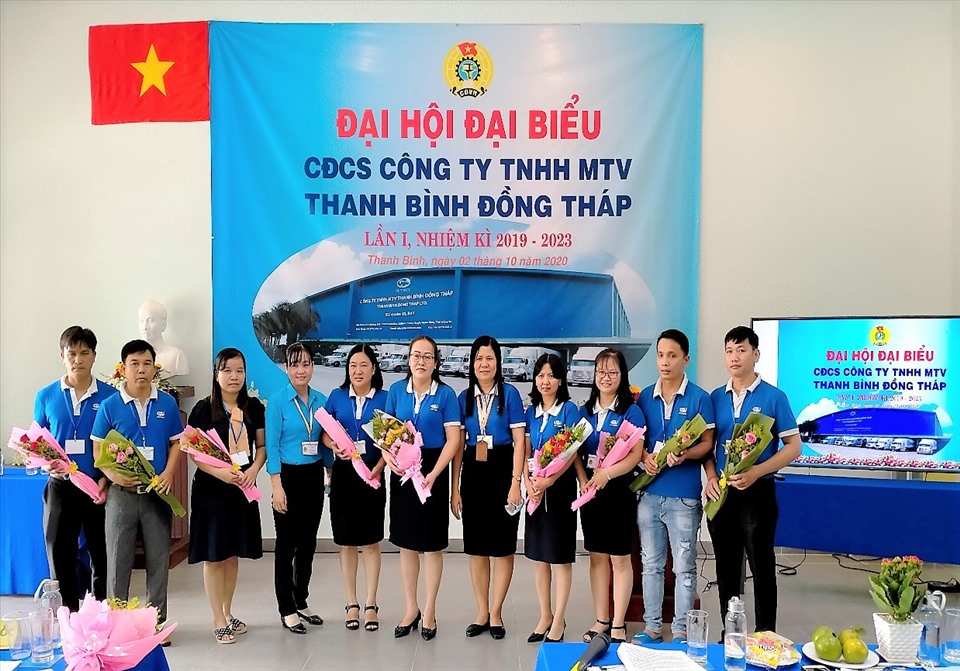 Lãnh đạo LĐLĐ huyện, lãnh đạo công ty chụp ảnh lưu niệm cùng BCH CĐCS khóa I tại đại hội lần thứ 1. Ảnh: C.T.V