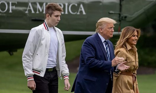 Barron Trump - con trai Tổng thống Donald Trump - cùng tổng thống và Đệ nhất phu nhân Melania Trump tại Nhà Trắng hôm 16.8. Ảnh: Getty.