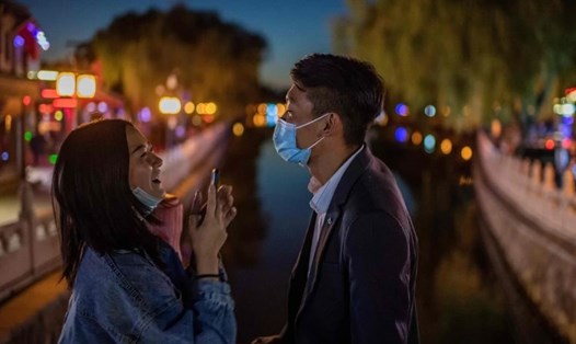 Một cặp đôi đang cười khi chụp ảnh tại một cây cầu ở Bắc Kinh, Trung Quốc. Trong bối cảnh COVID-19 diễn biến phức tạp ở Châu Âu và Bắc Mỹ, WHO khuyên các quốc gia khu vực này nên học hỏi Châu Á về ứng phó dịch bệnh. Ảnh: AFP.