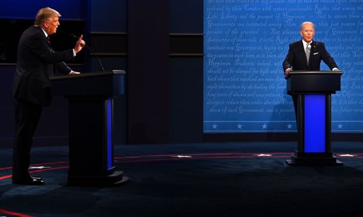 Tổng thống Donald Trump và ứng viên Joe Biden trong phiên tranh luận bầu cử Mỹ hôm 29.9. Ảnh: AFP.