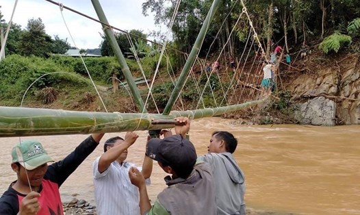 Cứ đến mùa mưa bão, các thôn ở xã Tr'hy lại bị cô lập vì cầu bị nước lũ cuốn trôi. Ảnh: CTV