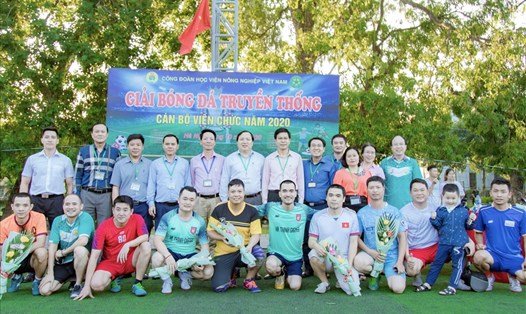 Giải bóng đá truyền thống cán bộ, viên chức Học viện Nông nghiệp năm 2020. Ảnh: Hoàng Long