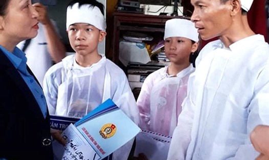 Lãnh đạo LĐLĐ tỉnh Thừa Thiên Huế động viên, thăm hỏi gia đình nữ công nhân bị thiệt mạng do mưa lũ. Ảnh: CĐTTH