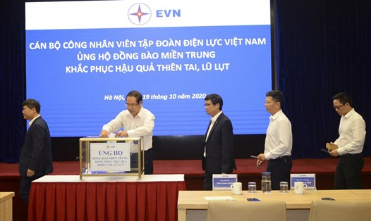 Cán bộ, nhân viên Tập đoàn Điện lực Việt Nam ủng hộ đồng bào miền Trung khắc phục hậu quả thiên tai. Ảnh: Lương Nguyễn
