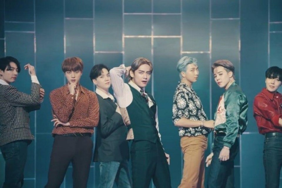BTS tiếp tục lập thành tích mới với “Dynamite”. Ảnh chụp màn hình. BTS tiếp tục lập thành tích mới với “Dynamite”. Ảnh chụp màn hình.