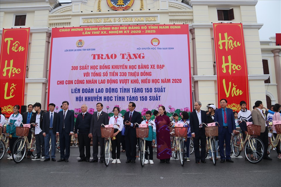 Đại diện Tổng LĐLĐVN, lãnh đạo tỉnh, Liên đoàn Lao động tỉnh, Hội Khuyến học tỉnh Nam Định trao học bổng cho con công nhân lao động. Ảnh: Quê Hương.