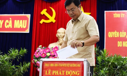 Đồng chí Nguyễn Tiến Hải, Bí thư Tỉnh ủy Cà Mau ủng hộ đồng bào bị lũ lụt ở miền Trung. Ảnh: Nhật Hồ