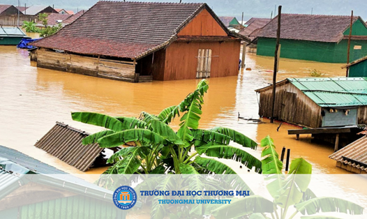 Trường Đại học Thương mại hỗ trợ sinh viên chịu ảnh hưởng lũ lụt miền Trung. Ảnh: ĐHTM