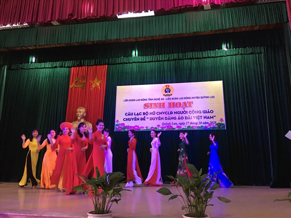 Trình diễn áo dài tại sinh hoạt CLB nữ công (huyện Quỳnh Lưu-Nghệ An). Ảnh: Thanh Tùng